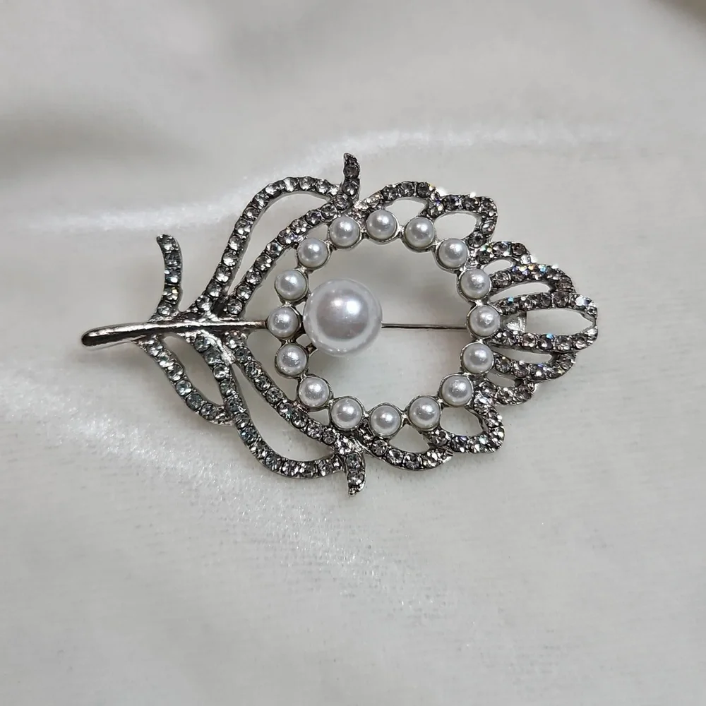 Women's Silver Rhinestone Pearl Feather Brooch Retro Style Pin Rhinestone NWOT